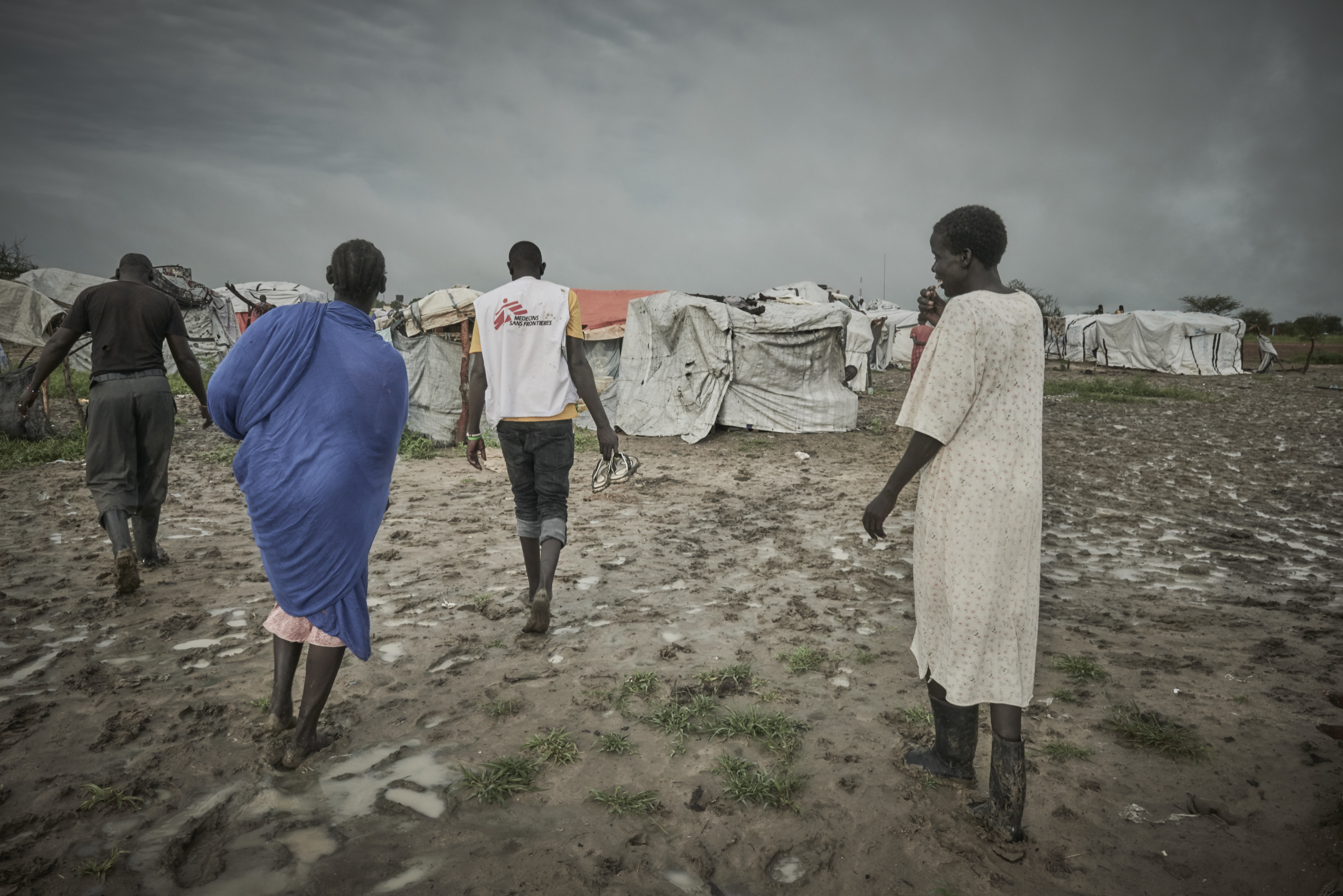 Geflüchtete Menschen laufen in einem Vertriebenenlager im (Süd)Sudan.