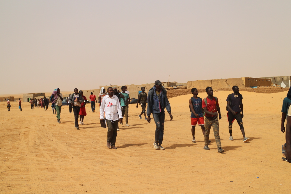 Migrant*innen und Asylsuchende durchqueren die Wüste von Agadez.