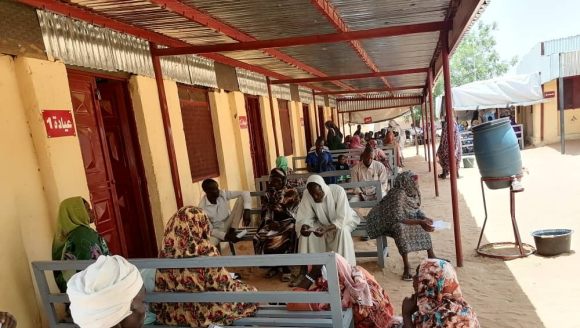 Menschen warten vor einer Klinik in Nord-Darfur auf medizinische Versorgung.