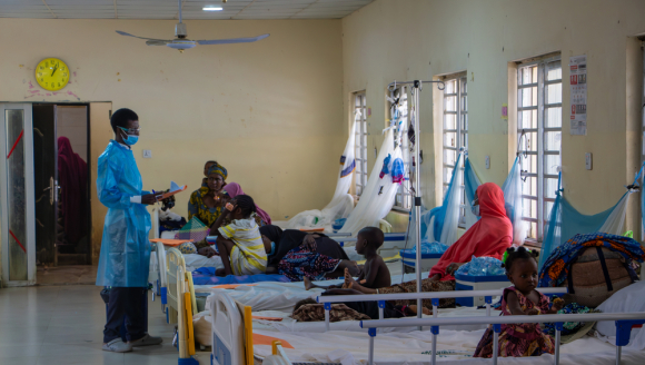 Nigeria: Arzt auf Diptherie-Station mit Patient*innen