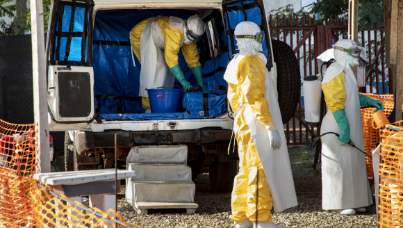 drei Mitarbeitende im Ebola-Transit-Zentrum