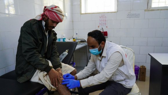 Krankenpfleger im Jemen untersucht Wunde 
