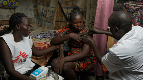 Ein Frau erhält eine Hepatitis-E-Impfung in den Oberarm 