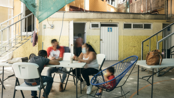 Migrant*innen sitzen in dem ambulanten Zentrum CAI in Mexiko-Stadt
