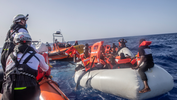 Die Teams der Geo Barents retten die Menschen von einem Schlauchboot auf dem Mittelmeer