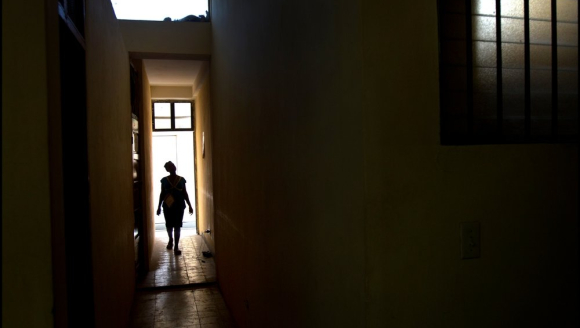 Der Schatten eines schwangeren 16-jährigen Mädchens im Gang eines haitianischen Krankenhauses lässt sich zur Familienplanung beraten.