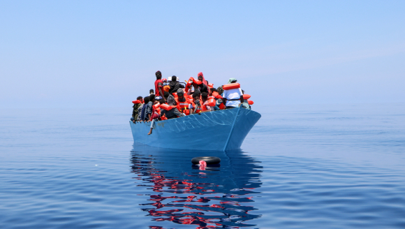Auf Beiboot bringen wir Menschen auf unser Seenot-Rettungschiff.