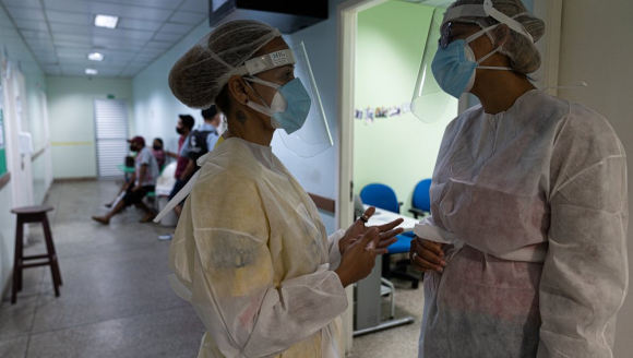 Medizinisches Personal mit Schutzkleidung in Brasilien