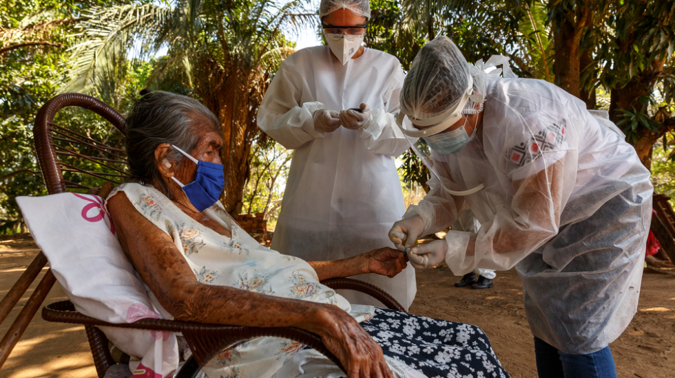 Eine Krankenschwester misst bei einer indigenen Frau den Blutzucker