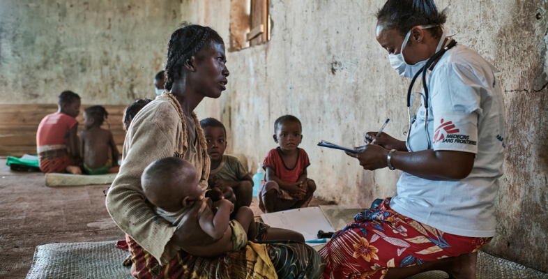 Unsere Hilfe in Madagaskar: Mit mobilen Teams behandeln wir Mangelernährung Mutter und Kind in Madagaskar im Untersuchungsgespräch mit einer Mitarbeiterin von Ärzte ohne Grenzen