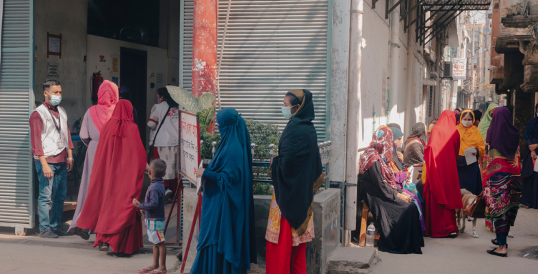 Frauen stehen vor dem Eingang einer MSF-Klinik Schlange. Hilfe Bangladesch: Betrieb einer Klinik