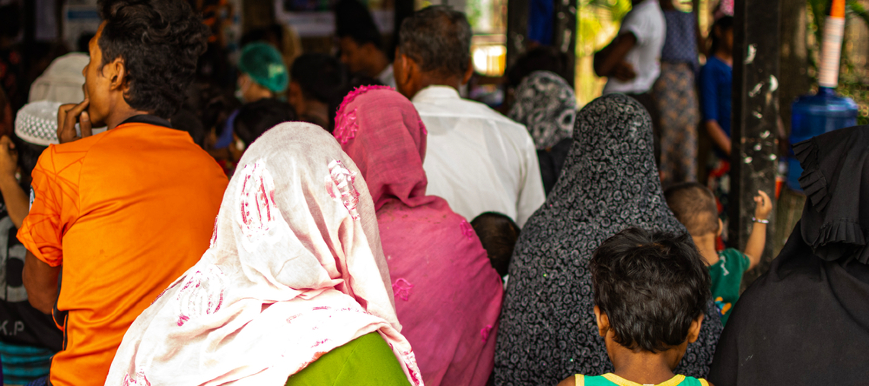 Eine Gruppe Rohingya wartet in Kyein Ni Pin, Myanmar vor einer mobilen Klinik