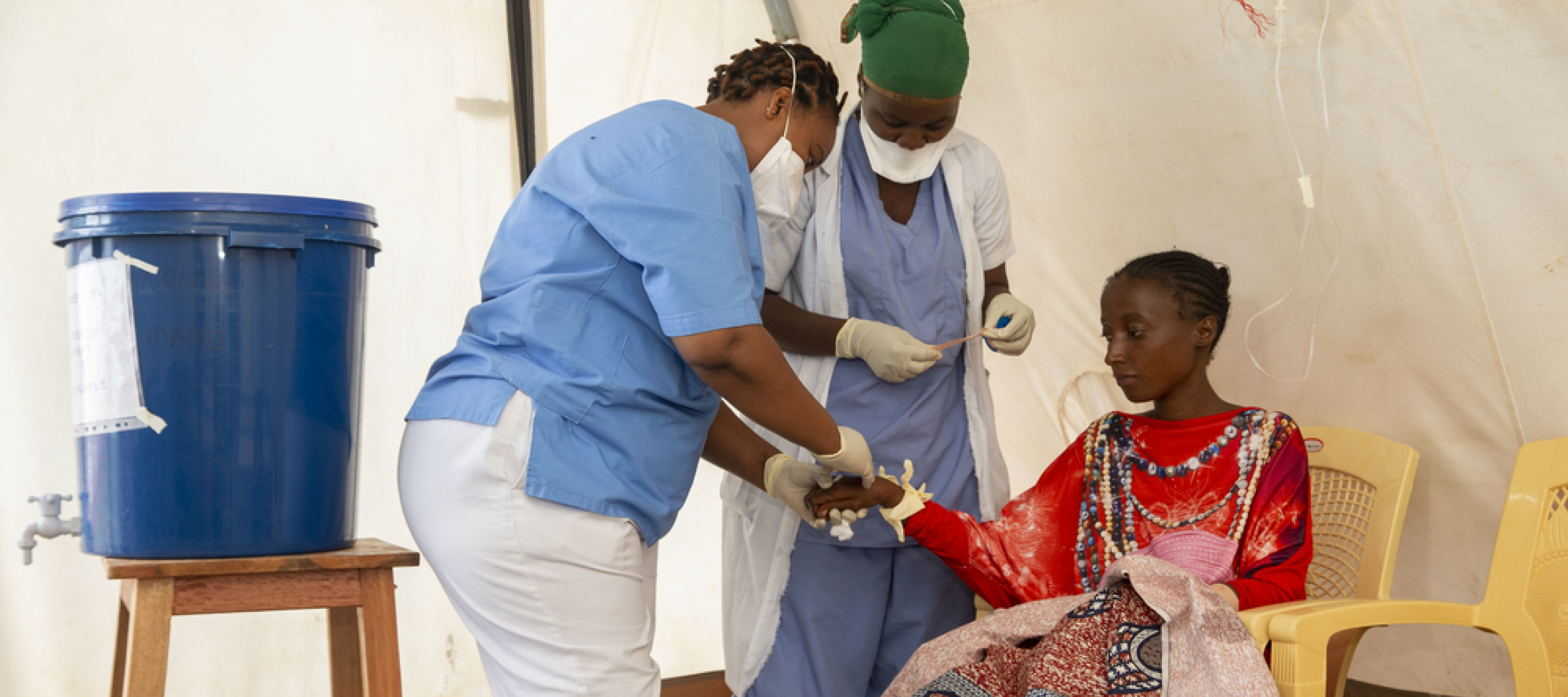 Pflegerinnen versorgen Patientin in Cholera-Behandlungszelt
