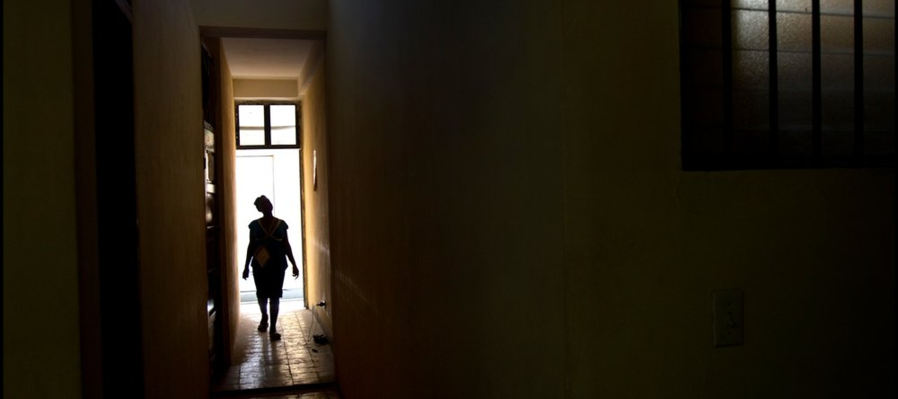 Der Schatten eines schwangeren 16-jährigen Mädchens im Gang eines haitianischen Krankenhauses lässt sich zur Familienplanung beraten.
