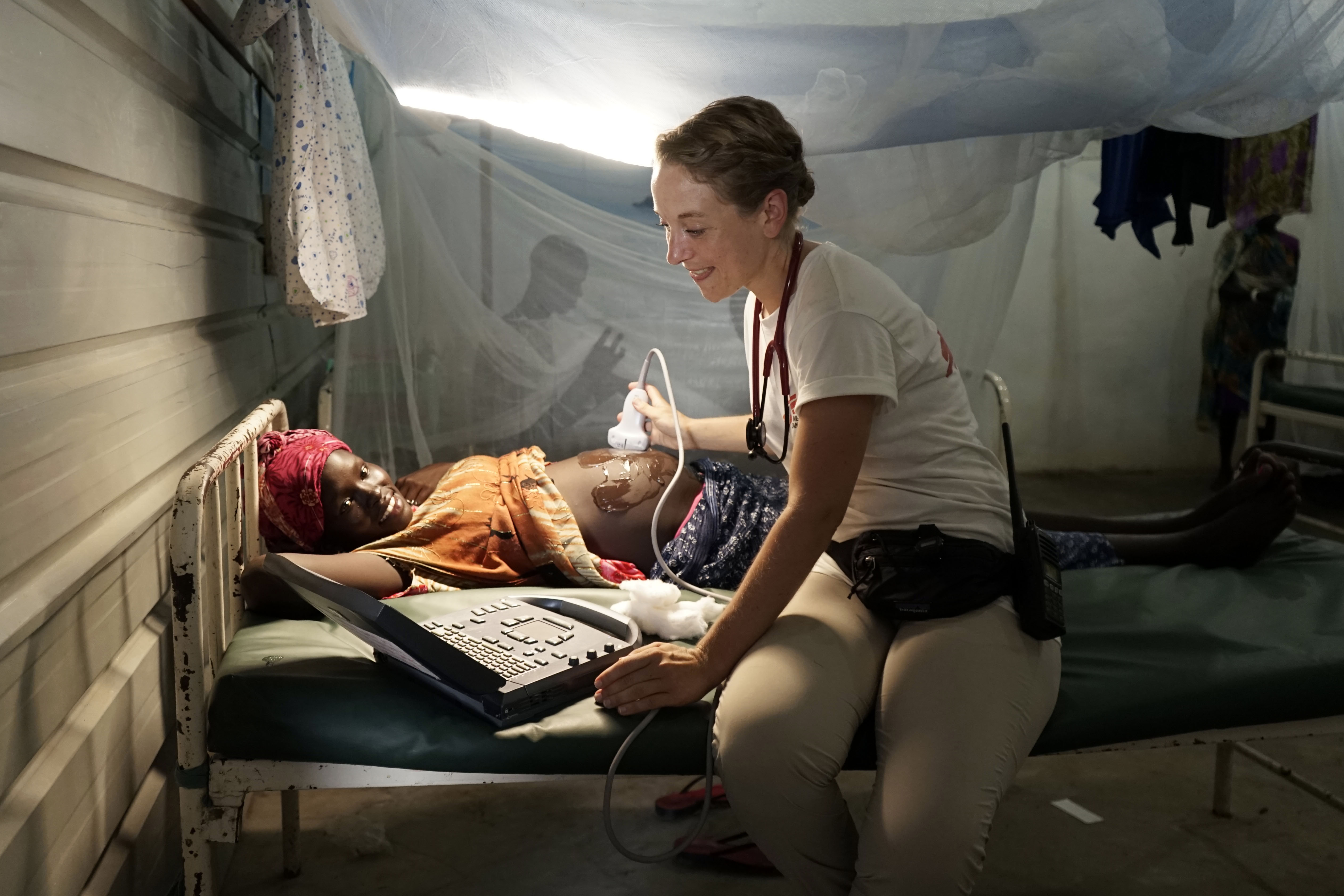 Katharina von Goldacker untersucht eine Frau im Südsudan. 