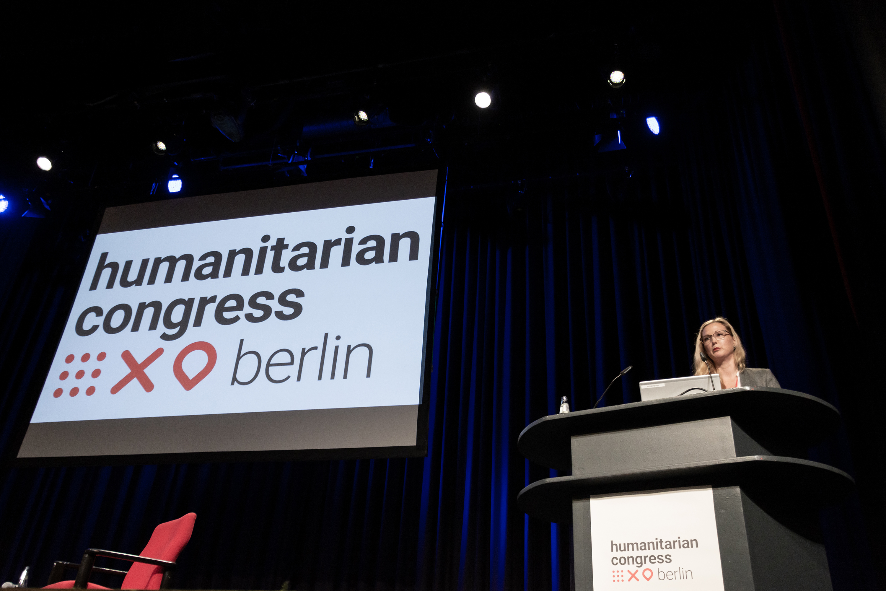 Frau am Podium beim Humanitären Kongress