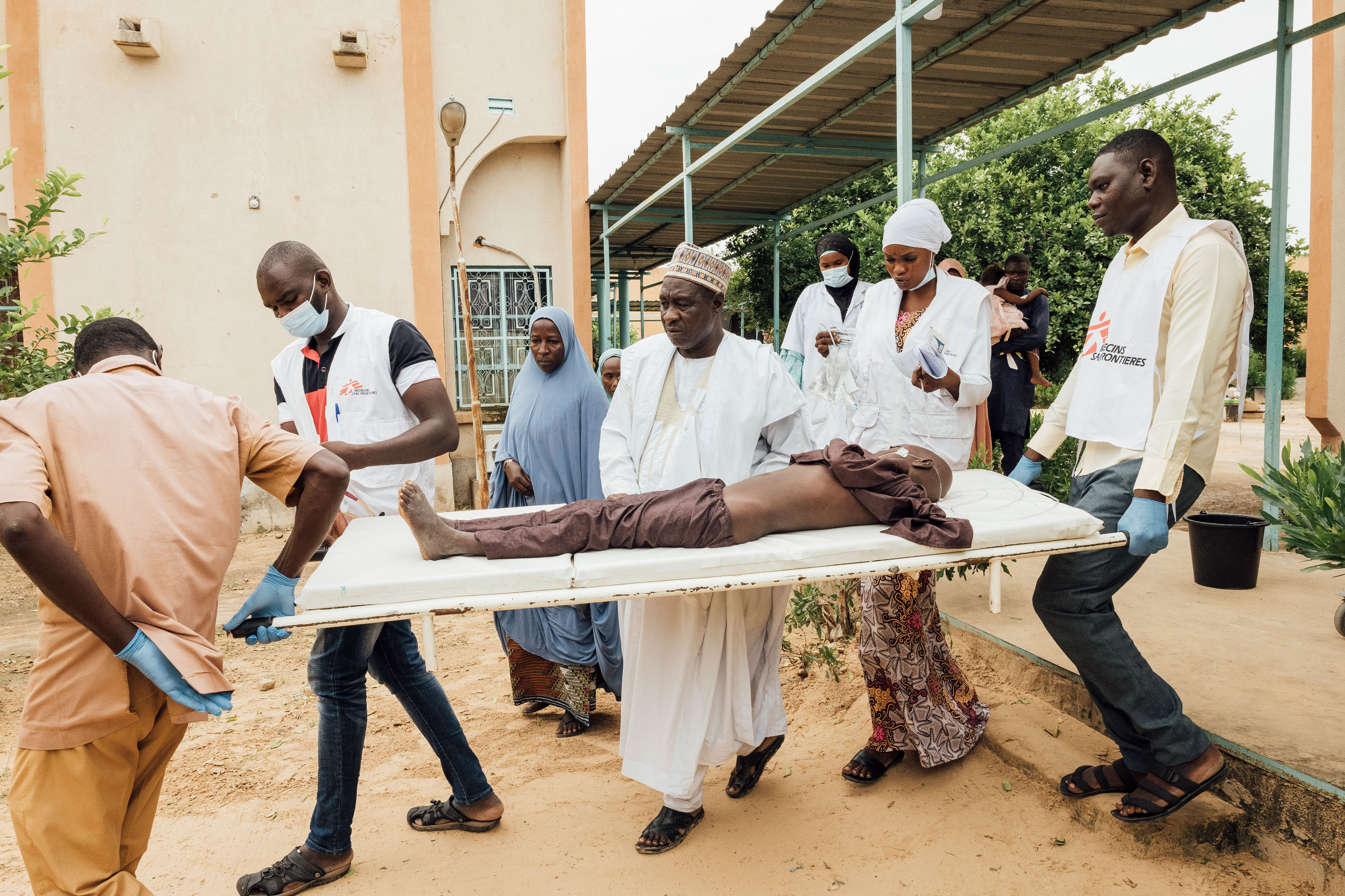 Der 12-jähirge Goni Adam ist an Malaria tropica erkrankt und wird auf die Intensivstation gebracht.