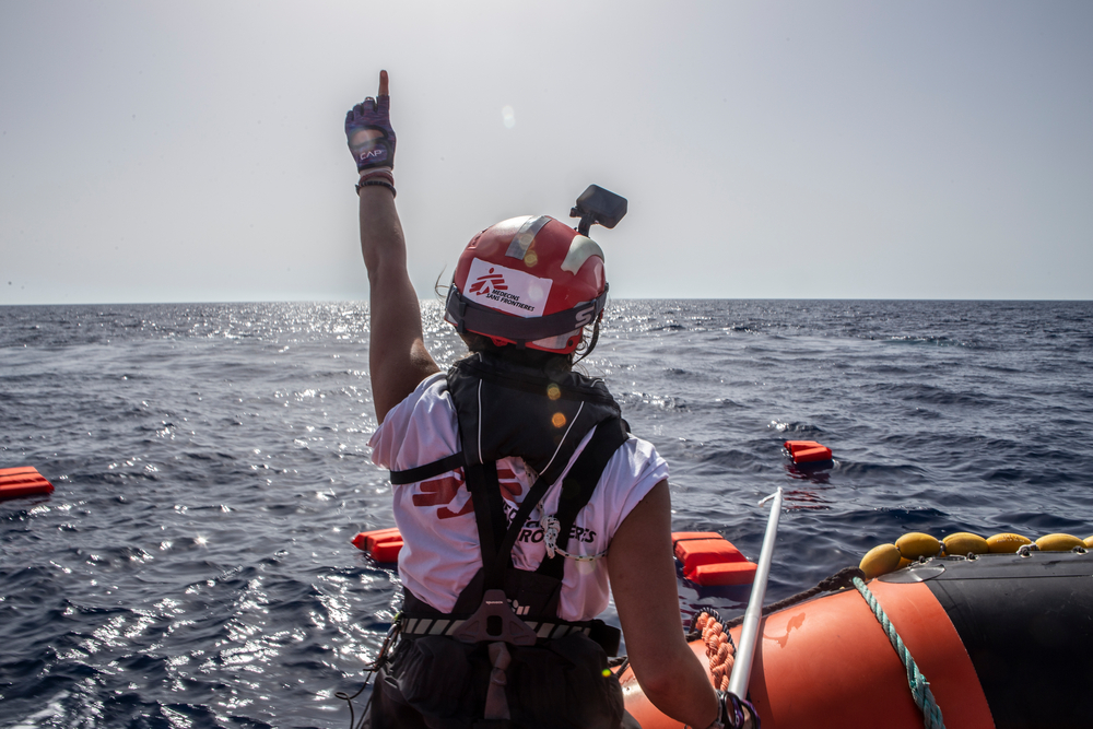 Seenotrettung Mittelmeer Frau führt beim Rettungsübung