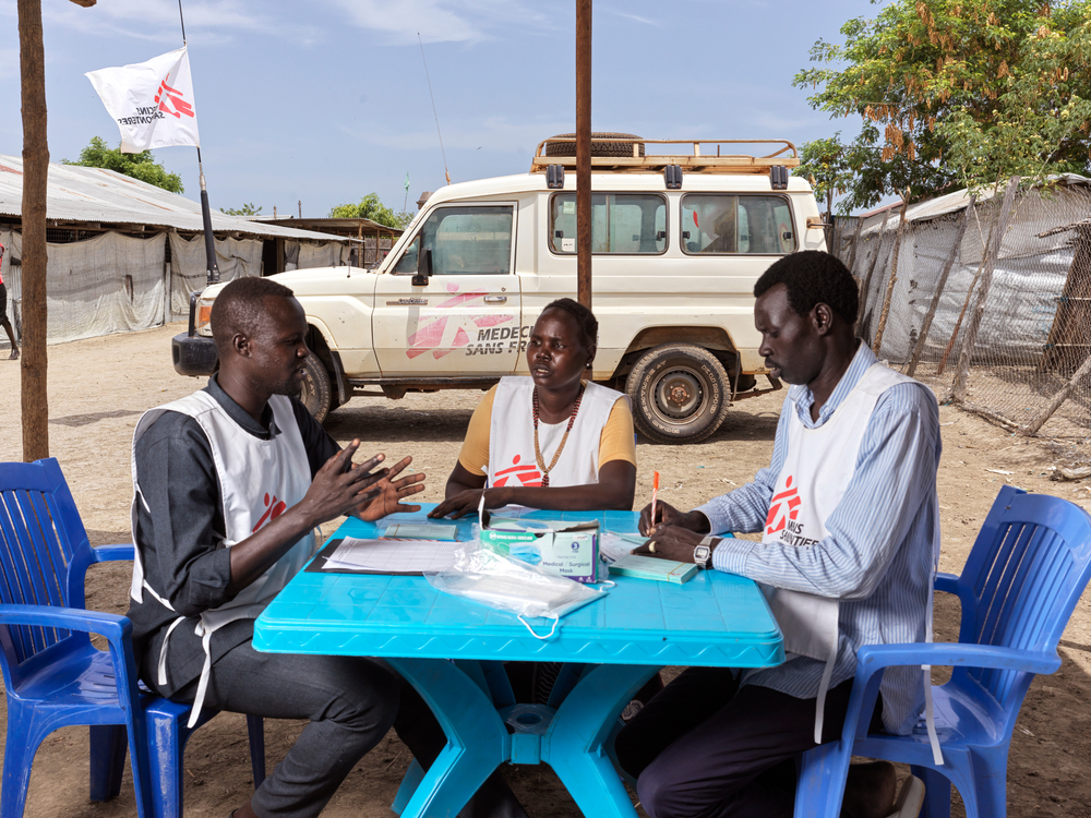 Mitarbeitende von Ärzte ohne Grenzen sitzen an Tisch