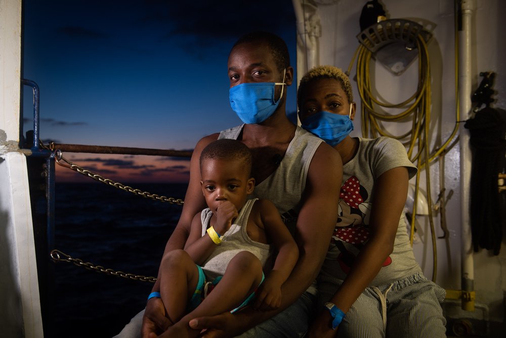 Eine Familie nach ihrer Rettung an Bord der Sea Watch 4