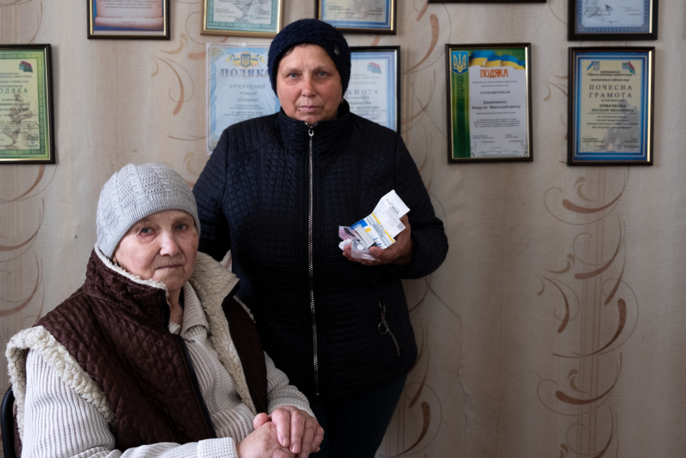 Maria (links) hat Diabetes, der unbehandelt und unkontrolliert zu Gehbehinderungen geführt hat. 