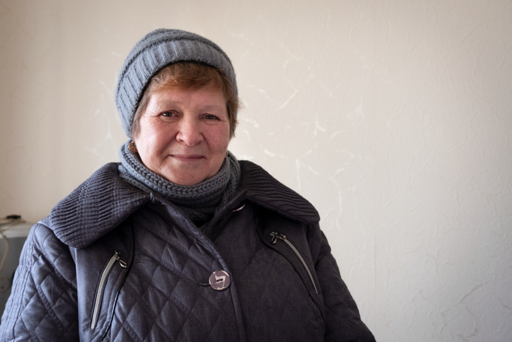 Die 68-jährige Raisa ist eine unserer Patient*innen, die wir in unserer mobilen Klinik in der Region Charkiw behandeln. Wie viele andere hat sie ihr Heimatdorf trotz des Krieges nicht verlassen.