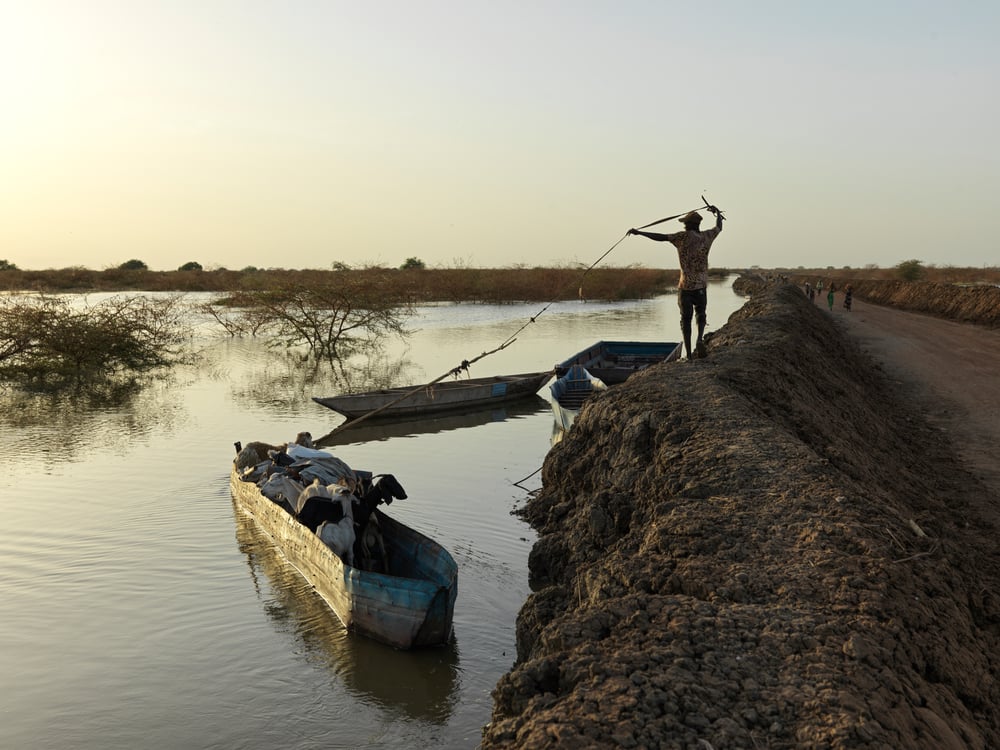 Viele Menschen im Südsudan fliehen in kleinen Booten vor den Fluten