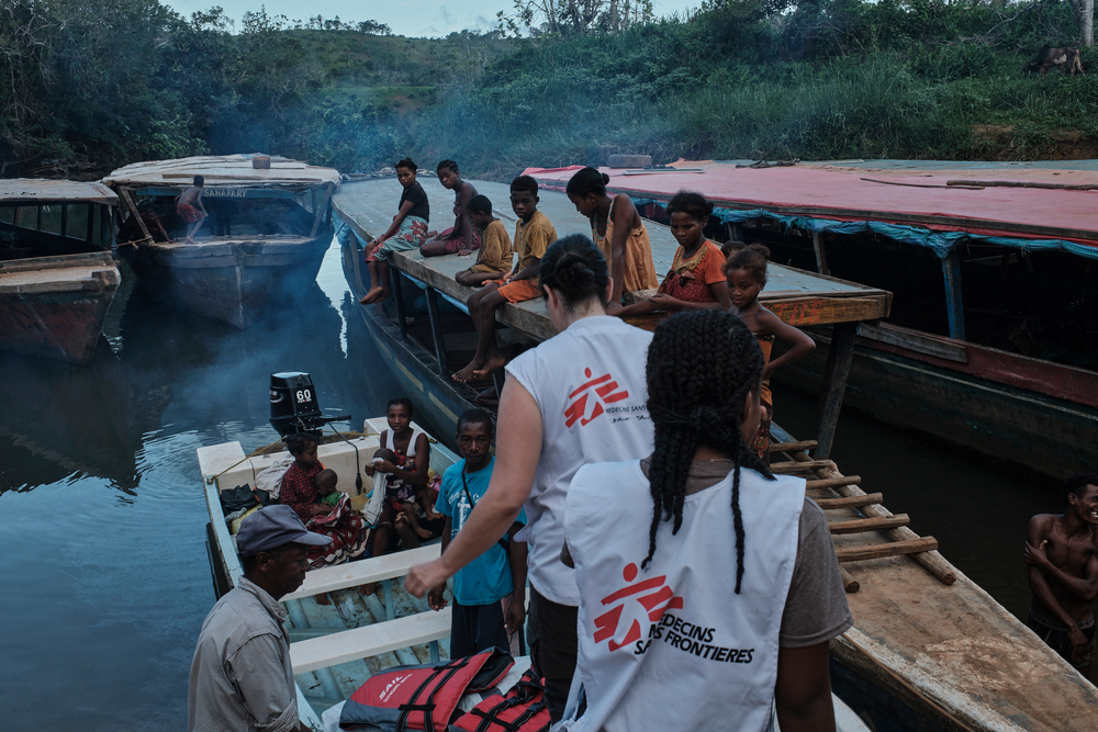 Mitarbeiterinnen und Mitarbeiter von Ärzte ohne Grenzen steigen in ein Boot in Ambodrian i'Sahafar