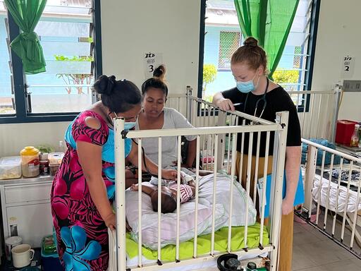 Ein fünf Monate altes Kind wird von einer Kinderärztin in Kiribati untersucht.