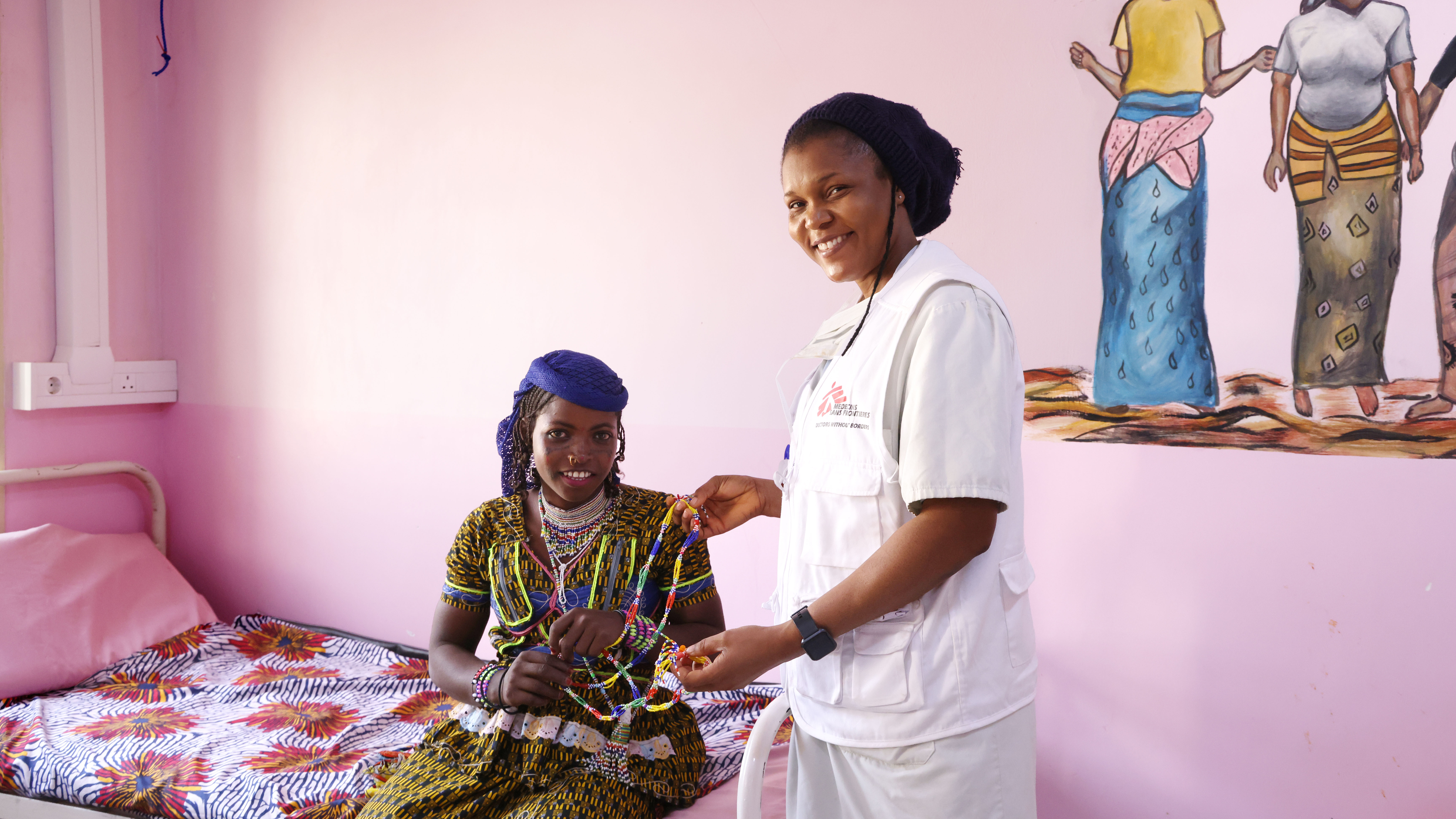 Patientin Halima Umaru und leitende Krankenpflegerin Unity Enuebuke