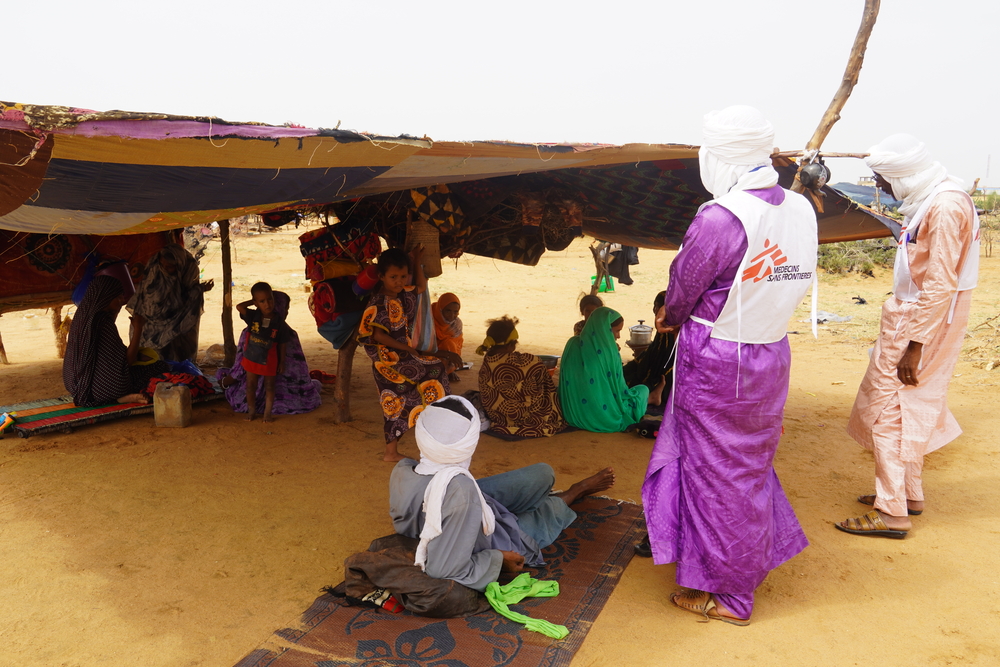 Ein Mitarbeiter von Ärzte ohne Grenzen trifft Vertriebene in Gao, Mali.