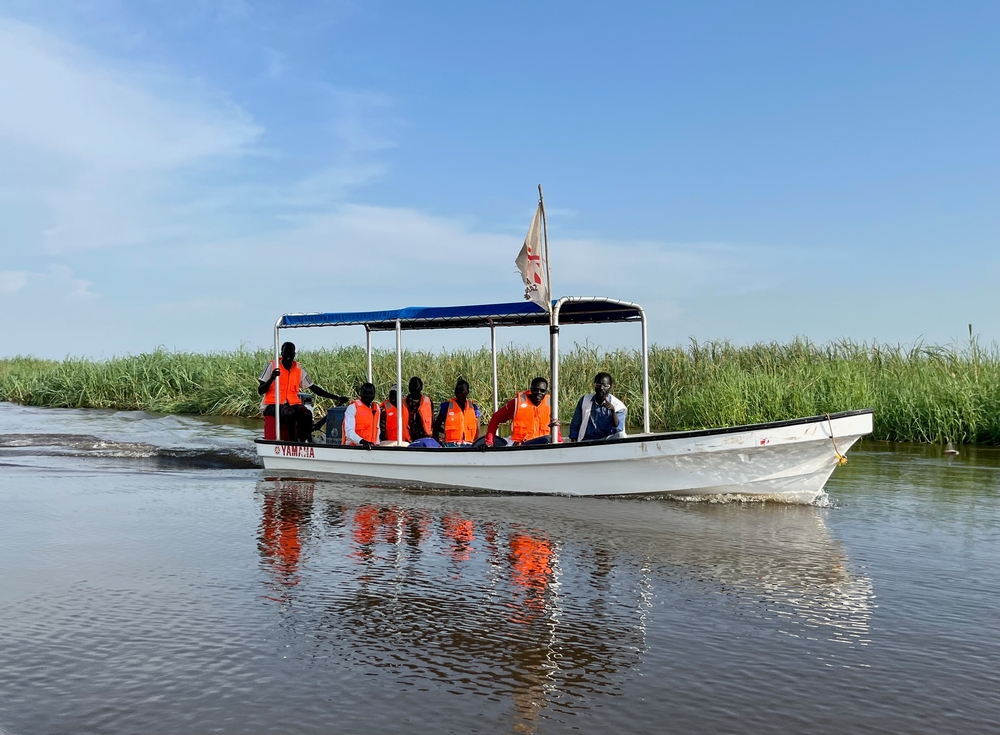 Mitarbeiter*innen erreichen per Boot Menschen im Südsudan. 