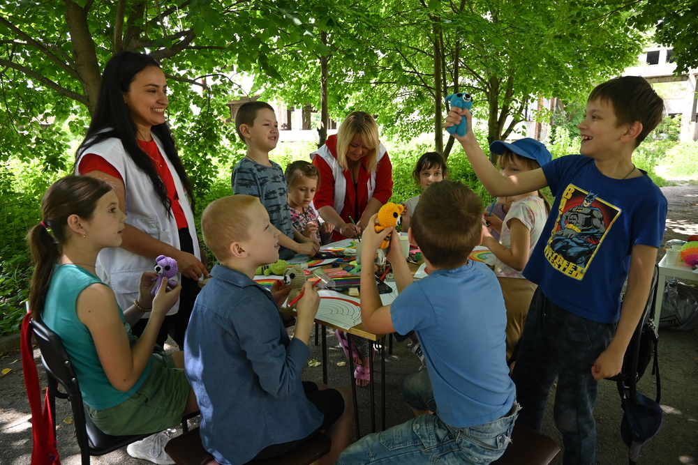 Hilfsmaßnahmen für Kinder und Jugendliche umfassen Psychotherapien, Gruppensitzungen und psychiatrische Behandlungen.