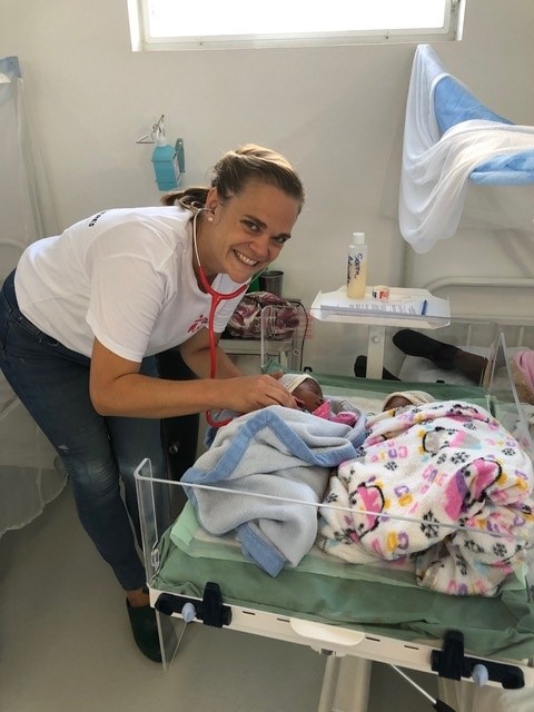 Mirjam von Bibra mit Stethoskop über zwei Neugeborene gebeugt