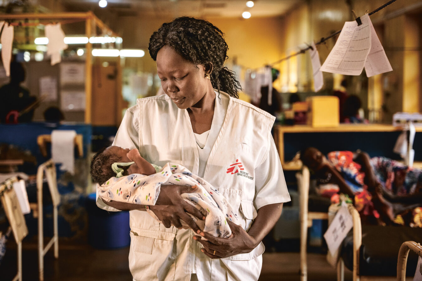 Hebamme mit Baby im Arm in Aweil, Südsudan