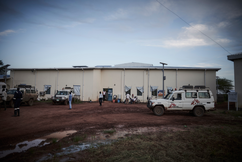 Autos von Ärzte ohne Grenzen vor dem Ameth-Bek Krankenhaus in Abyei.