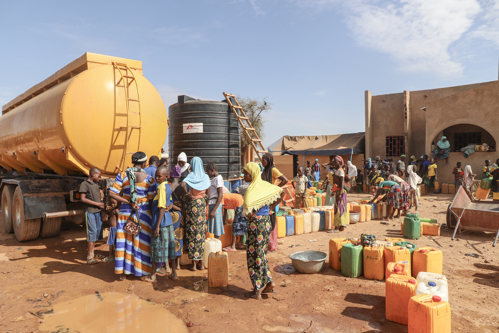 Frauen holen Trinkwasser von einer unserer Wasserpumpen