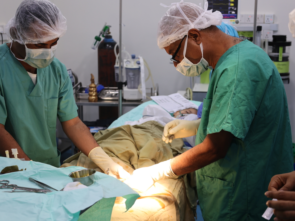 Ein Kind wird im Abs Krankenhaus im Jemen operiert