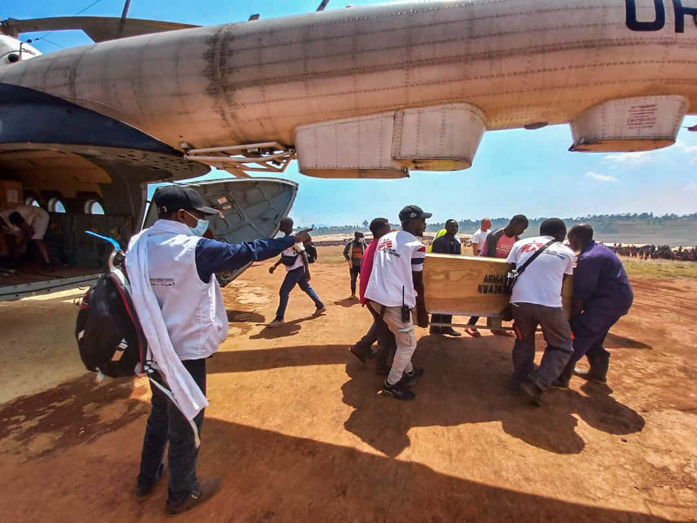 Mitarbeiter entladen Hilfsgüter aus einem Flugzeug