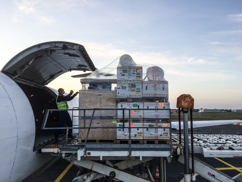 Mitarbeiter verladen die Klinik in ein Flugzeug