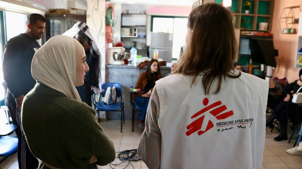 Mitarbeitende im Gespräch mit Personen vor Ort