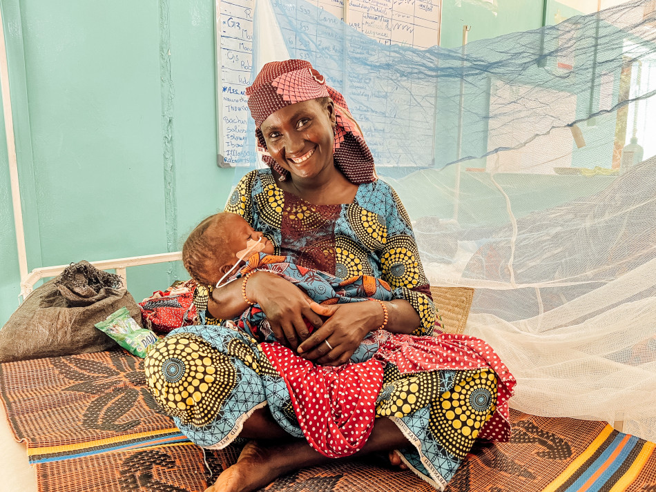 Kanpe Alhassan mit ihrer Enkeltochter Latifa Lawali.