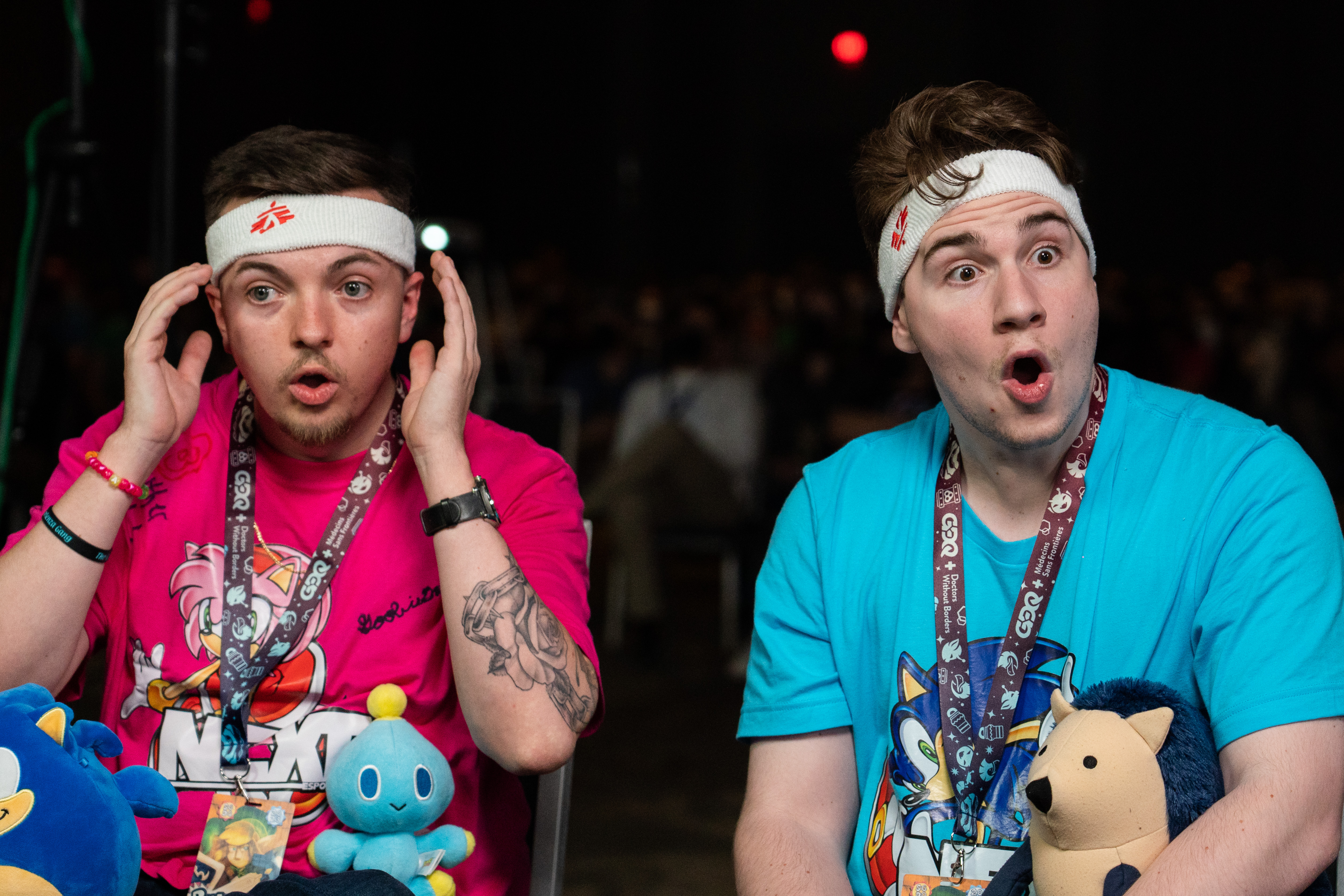 2 Gamer tragen ein Stirnband von Ärzte ohne Grenzen
