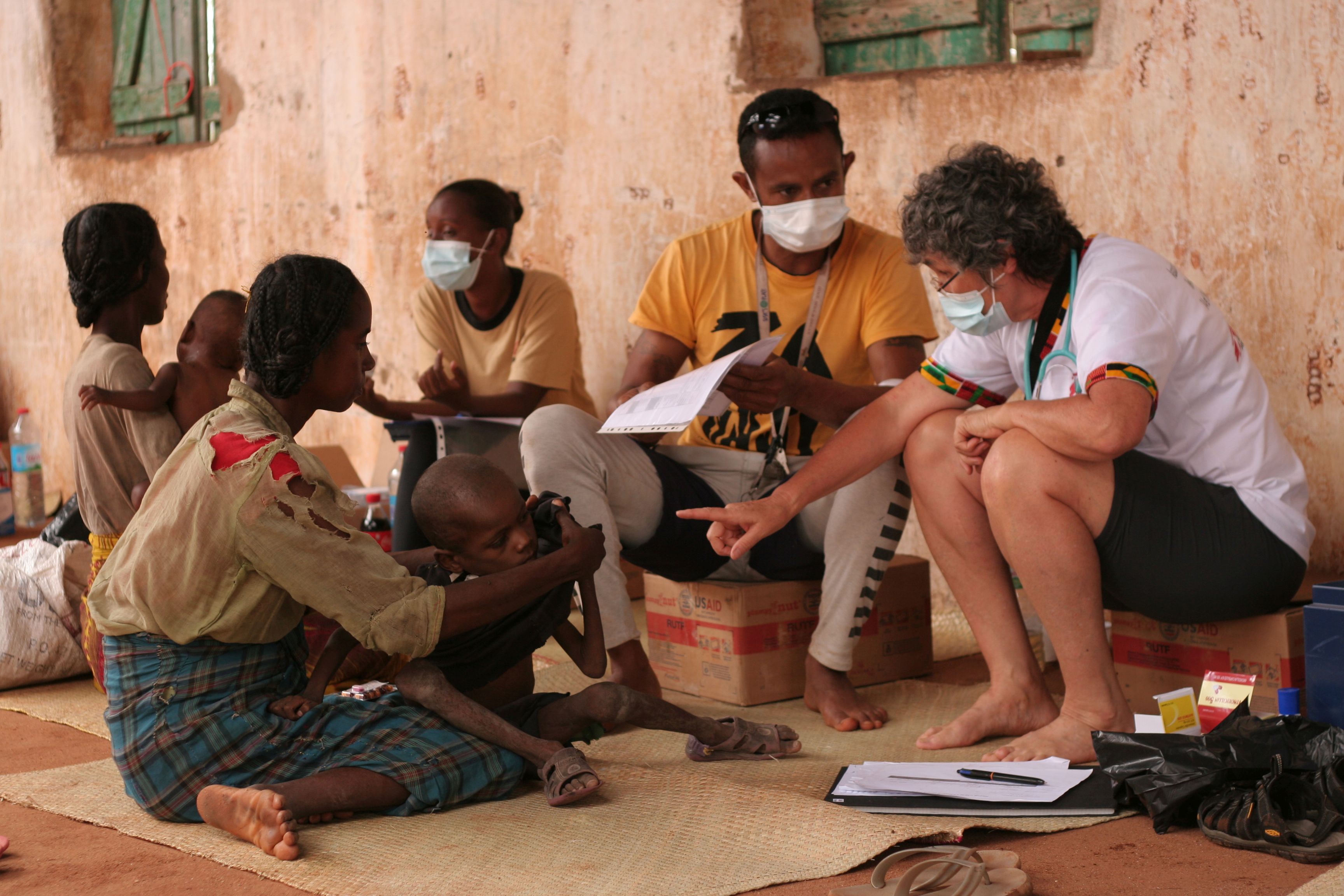 Amy Neumann-Volmer im Gespräch mit Patient*innen in Madagaskar