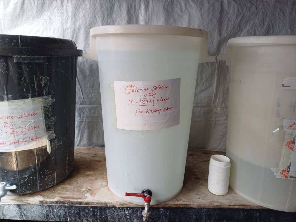 Wassercontainer beschriftet mit for washing hands