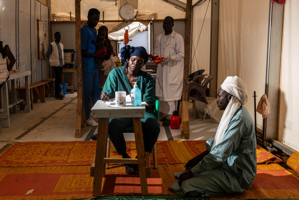 Mitarbeiterin in Behandlungsgespräch mit Patient