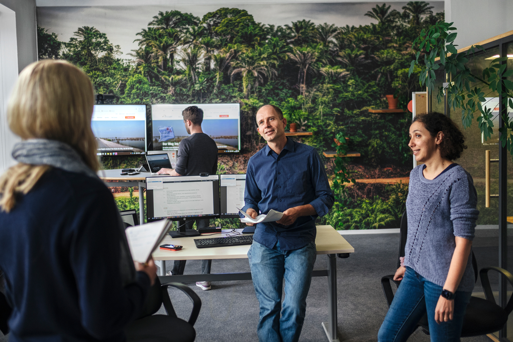 Gruppe von Mitarbeitenden unterhält sich im Berliner Büro von Ärzte ohne Grenzen