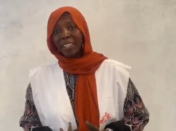 Unsere Mitarbeiterin Zoubeida in Weste von Ärzte ohen Grenzen.