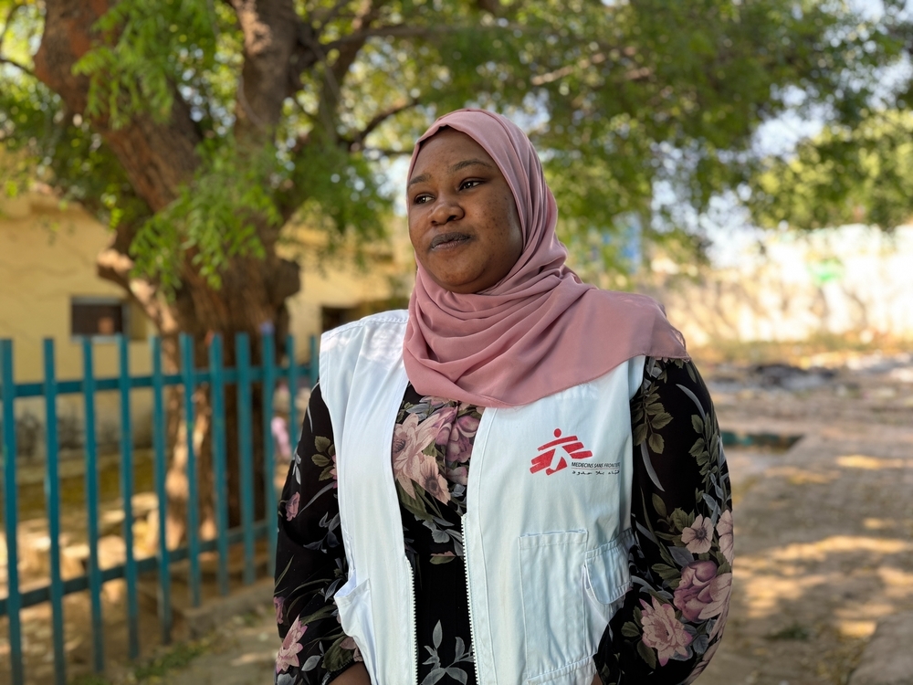 Unsere Mitarbeiterin Sondos in Weste von Ärzte ohne Grenzen