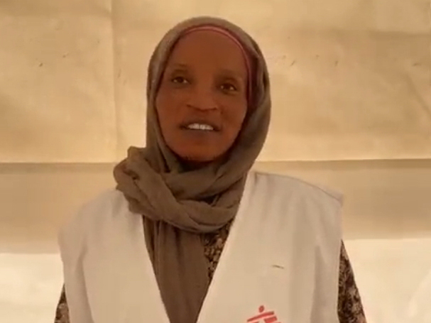 Unsere Mitarbeiterin Hanan in Weste von Ärzte ohen Grenzen